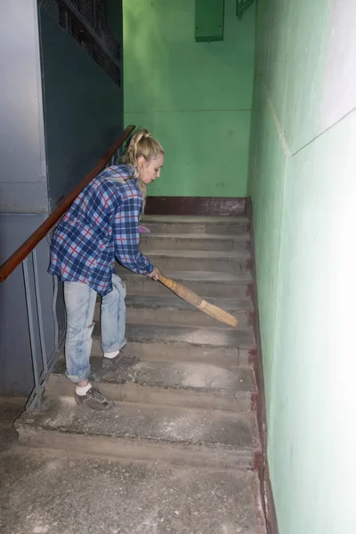 Καθαρισμός Κυρία Σκούπισμα Σκουπίδια Στα Σκαλιά Του Σπιτιού Κοντά Στο — Φωτογραφία Αρχείου