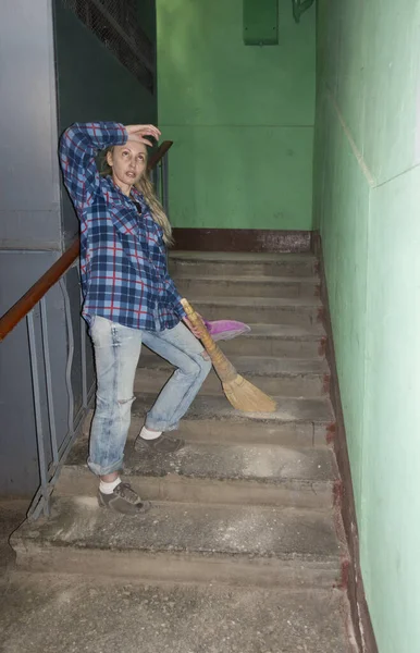 Müde Putzfrau Fegt Müll Auf Den Stufen Des Hauses Und — Stockfoto