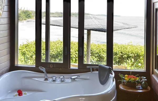 Large Bath Front Window Sea View — Stock Photo, Image