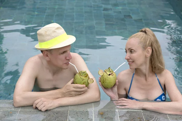 Happy Couple Pool Drinks Coconut Milk Straw — Stock Photo, Image