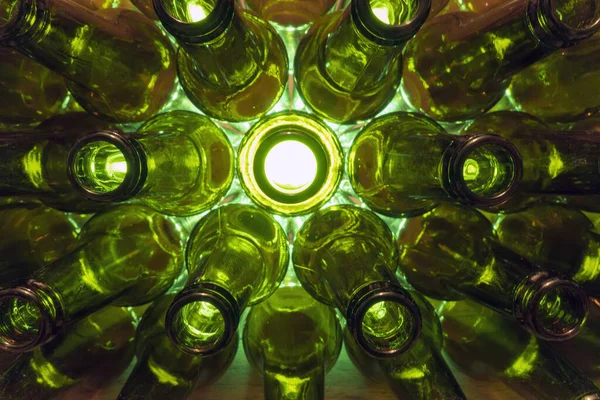 Botellas Cerveza Vidrio Encuentran Filas Cuellos Cámara Profundidad Superficial Agudo — Foto de Stock