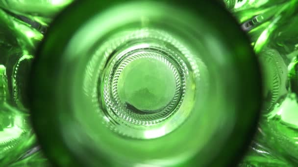 Dolly zoom, garrafas de cerveja verde vazias, a vista superior, tiro na lente Fisheye , — Vídeo de Stock