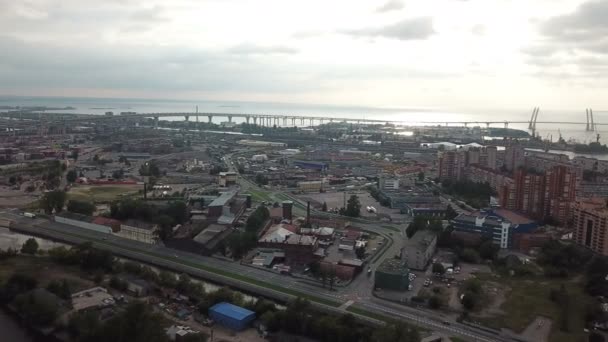 St. Petersburg, Kanonersky adasının batı yüksek hız çapı ve ufukta Finlandiya Körfezi olan sanayi bölgesinin insansız hava aracı görüntüsü — Stok video