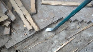 Eski parke zemini bir karanfil, onarım ve inşaat ile sökülüp 4K Uhd 'da vuruldu.