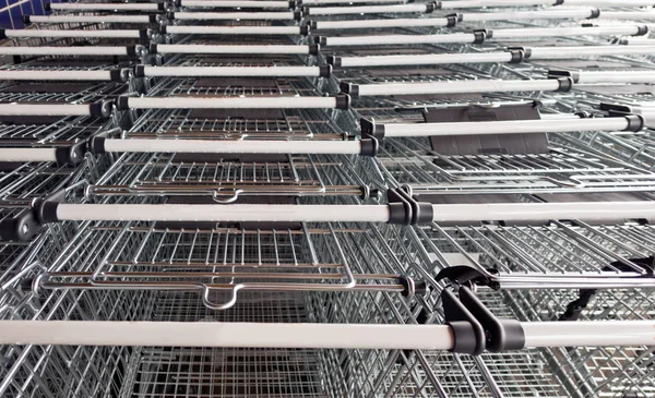 Uma Longa Fila Carrinhos Perto Supermercado — Fotografia de Stock