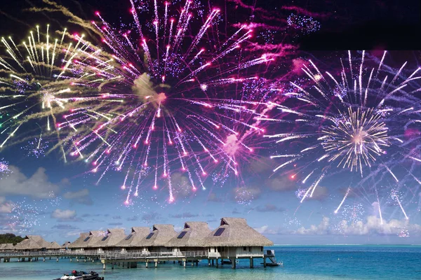 Fogos Artifício Ano Novo Festivo Sobre Ilha Tropical Mídia Mista — Fotografia de Stock