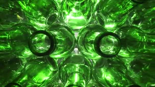 Prázdné zelené láhve od piva, horní pohled na bílém pozadí, Dolly shot, Shot in 4k Uhd — Stock video