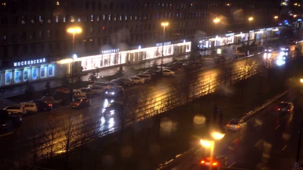 St. Petersburg, Rusland-27 november, 2019.Nacht Uitzicht op de top van de autostroom op Moskou Prospect in het gebied van de Moskovski Warenhuis, St. Petersburg — Stockvideo