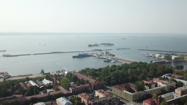 Aereo alto drone volo sopra Middle Harbour e Petrovsk Park Kronstadt Russia, Dolly zoom — Video Stock