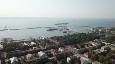 Orta Liman ve Petrovsk Parkı üzerindeki İHA uçuşu Kronstadt Rusya, 4k Uhd 'da vuruldu.