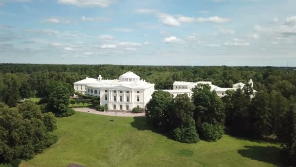 Drone uitzicht op het park en het paleis in Pavlovsk, Petersburg, Rusland, neergeschoten in 4k Uhd — Stockvideo