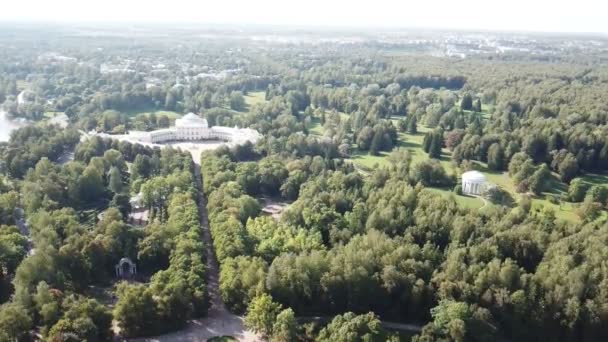 Aerial drone shot to Pavlovsk Palace, Russian Imperial residence temple of Friendship the rotunda pavilion of Pavlovsk Park Είναι χτισμένο σε μια στροφή του ποταμού Slavyanka Ρωσία, Shot in 4k Uhd — Αρχείο Βίντεο