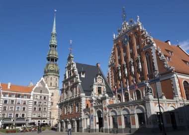 Riga 'nın merkez meydanı ve Letonya' nın eski bir kasabası olan Siyahların Evi.
