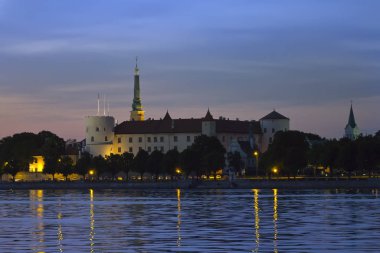 Riga, Letonya. Daugava Nehri boyunca gece şehir görünümü