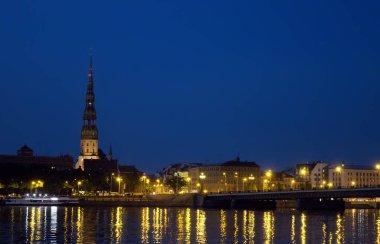 Riga, Letonya. Daugava Nehri boyunca gece şehir görünümü
