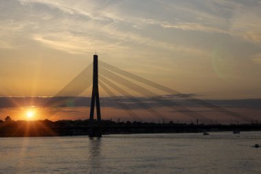 Riga, Letonya. Vansu asma köprüsü akşamleyin Daugava Nehri üzerinde.