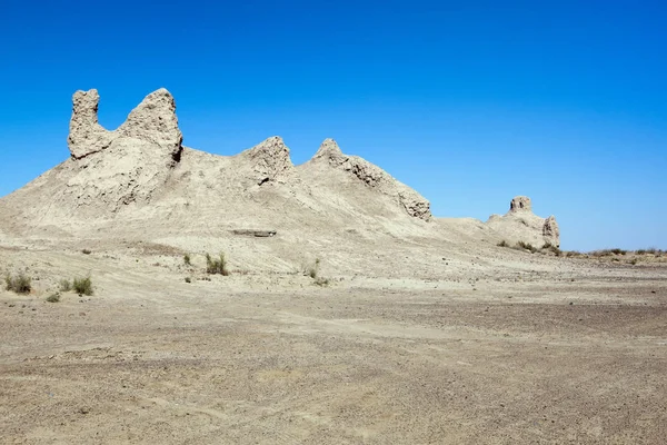砂漠のコレズムの古代の要塞の遺跡 ウズベキスタン — ストック写真