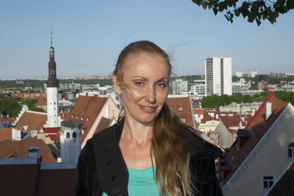 Den Unga Attraktiva Kvinnan Ett Observationsdäck Tallinn Estland — Stockfoto