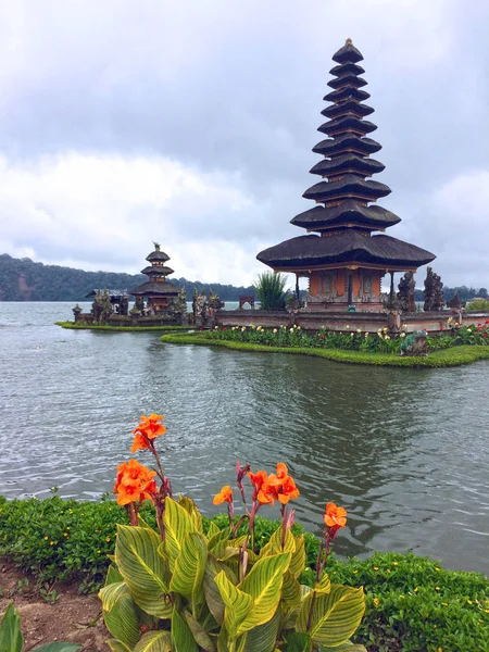 Храм Улунь Дану Озере Бератан Бали Индонезия — стоковое фото