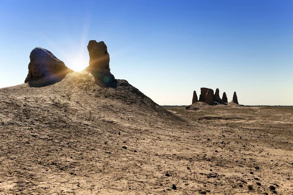 Sun over ruins of the ancient fortresses of Khorezm in the desert. Uzbekistan — Stock Image Sun Ruins Ancient Fortresses Khorezm Desert Uzbekistan Stock Picture