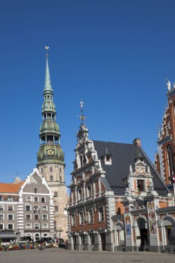 Riga, Letonya'da gece leyin eski kentte Riga ve Blackheads Evi'nde merkez meydan