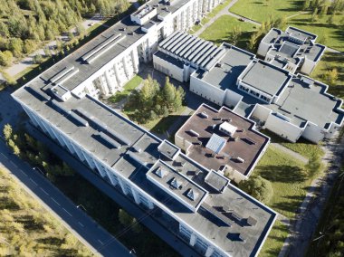 St. Peterhof 'daki Saint Petersburg Eyalet Üniversitesi (Spbu) binaları (St. Petersburg banliyösü, Petrodvorets bölgesi) - matematiksel, fiziksel, kimyasal fakülteler (hava dronu görünümü)
