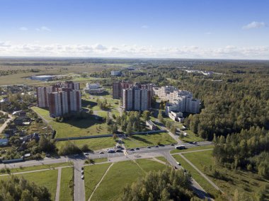 St. Petersburg 'un bir banliyösü - New Peterhof, yeni yerleşim alanları ve eski ahşap binaların yanında bir spor kompleksi. Bir drondan hava görüntüsü