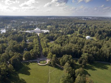 Pavlovsk, Petersburg, Rusya 'daki parkın ve sarayın insansız hava aracı görüntüsü