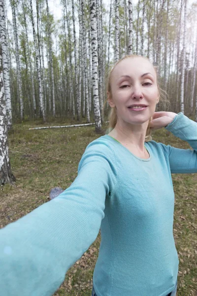 Atractiva Mujer Delgada Jersey Azul Toma Una Selfie Bosque Abedul —  Fotos de Stock