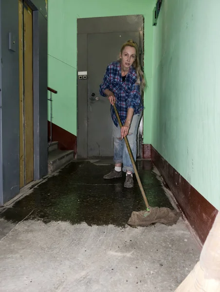 Temizlikçi Kadın Bir Apartmanın Girişinde Islak Temizlik Yapıyor — Stok fotoğraf