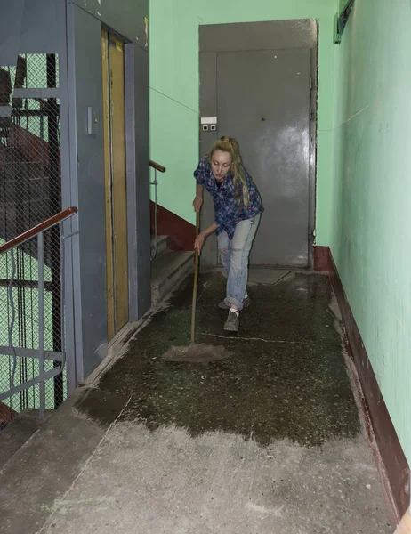 Femme Ménage Faisant Nettoyage Humide Sur Palier Immeuble Habitation — Photo