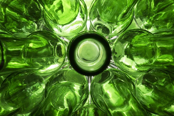 Glasleere Bierflaschen Liegen Reihenweise Herum Öffnen Die Hälse Der Kamera — Stockfoto