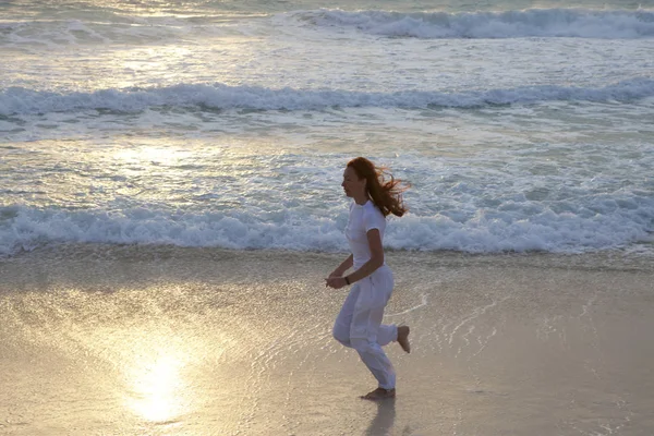 Vrouw Joggen Aan Rand Van Het Zandstrand Bij Zonsopgang — Stockfoto