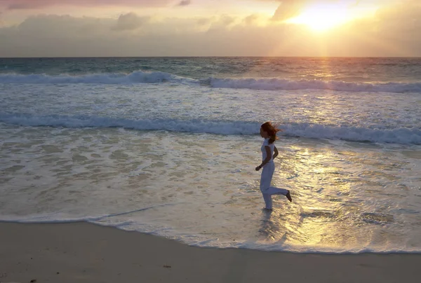 Vrouw Loopt Langs Rand Van Golven Van Een Zandstrand Bij — Stockfoto