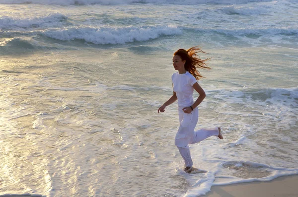 Λεπτή Γυναίκα Μια Λευκή Φόρμα Κάνει Ένα Πρωινό Τρέξιμο Κατά — Φωτογραφία Αρχείου
