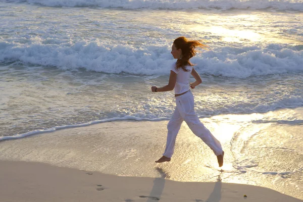 Mulher Esbelta Traje Branco Correndo Longo Borda Das Ondas Praia — Fotografia de Stock