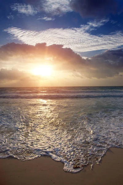 Ηλιοβασίλεμα Πάνω Από Θάλασσα Και Αφρός Του Surf Σπάει Στην — Φωτογραφία Αρχείου