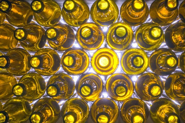 空の黄色のガラスビールボトル — ストック写真