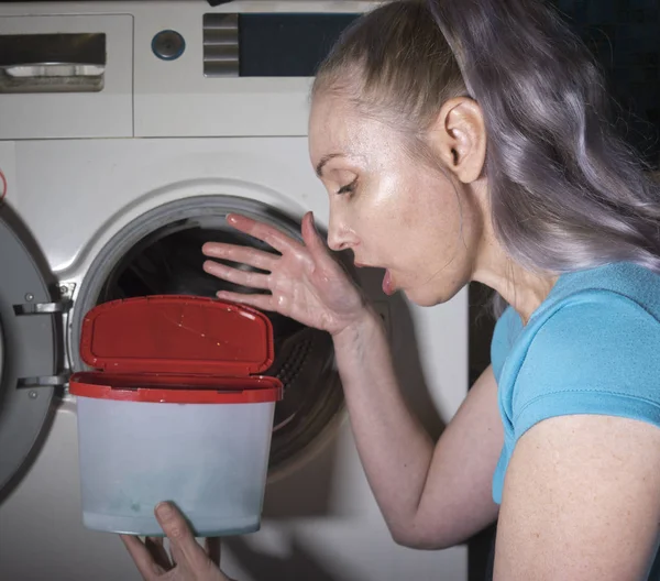 Mujer Fondo Una Lavadora Asoma Sorpresa Caja Con Gel Lavado —  Fotos de Stock