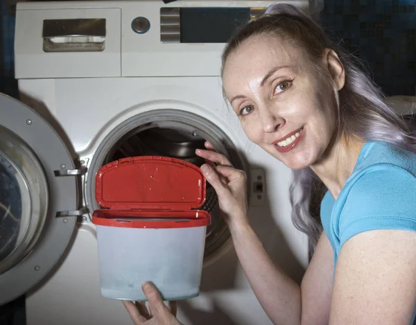 Glad Kvinna Bakgrunden Tvättmaskin Håller Låda Med Tvättgel Händerna Foto — Stockfoto