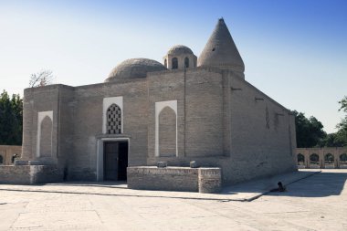 Özbekistan, Buhara 'daki Chashma-Ayub Anıtmezarı (Kutsal Ayub Baharı). Anıt mezar ve kutsal bir kaynaktan oluşuyor. Bugün bir Su Müzesi 'ni içeriyor.