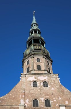 Riga, Letonya 'daki St. Peter Kilisesi' nin çan kulesi.
