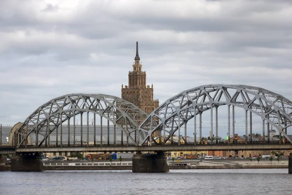 Ponte Ferroviario Sul Fiume Daugava Riga Lettonia Una Giornata Nuvolosa — Foto Stock