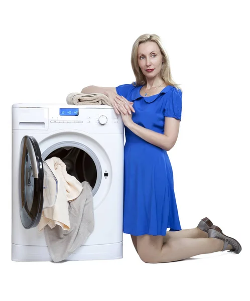 Γυναίκα Φόρεμα Κάθεται Δίπλα Ένα Νέο Πλυντήριο Καθαρές Πετσέτες Μέσα — Φωτογραφία Αρχείου