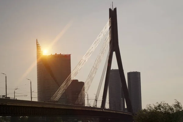 Ponte Suspensão Sobre Rio Daugava Pôr Sol Backgroun — Fotografia de Stock