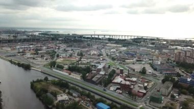 St. Petersburg, Kanonersky adasının batı yüksek hız çapı ve ufukta Finlandiya Körfezi olan sanayi bölgesinin insansız hava aracı görüntüsü.