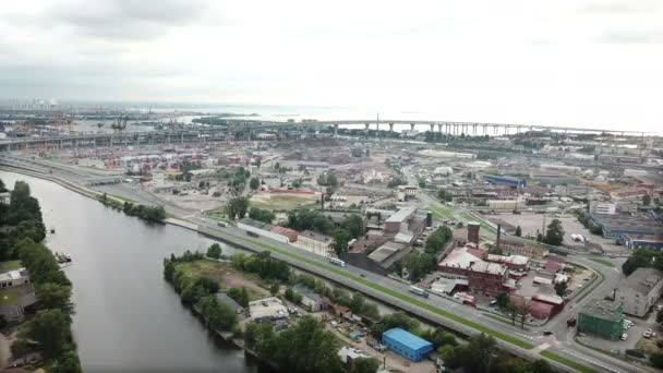 Drone uitzicht op het industriële deel van St. Petersburg, Kanonersky eiland met westerse hoge snelheid diameter en de Golf van Finland aan de horizon.Schot in 4k Uhd — Stockvideo