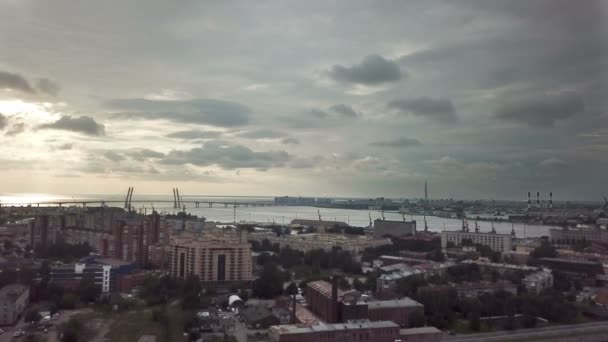 St. Petersburg, Kanonersky adasının batı yüksek hız çapı ve ufukta Finlandiya Körfezi olan sanayi bölgesinin insansız hava aracı görüntüsü. — Stok video