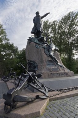 KRONSTADT, RUSSIA - 18 Temmuz 2016: Kronstadt, Saint-petersburg 'daki Yakornaya ploschad (Çapa Meydanı) Rus Koramiral Makarov Anıtı