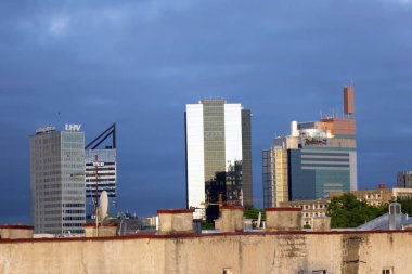 TALLINN, ESTONIA - 29 Mayıs 2016: Kentin eski bir kısmıyla sınırdaki modern yüksek binalı otellerin manzarası